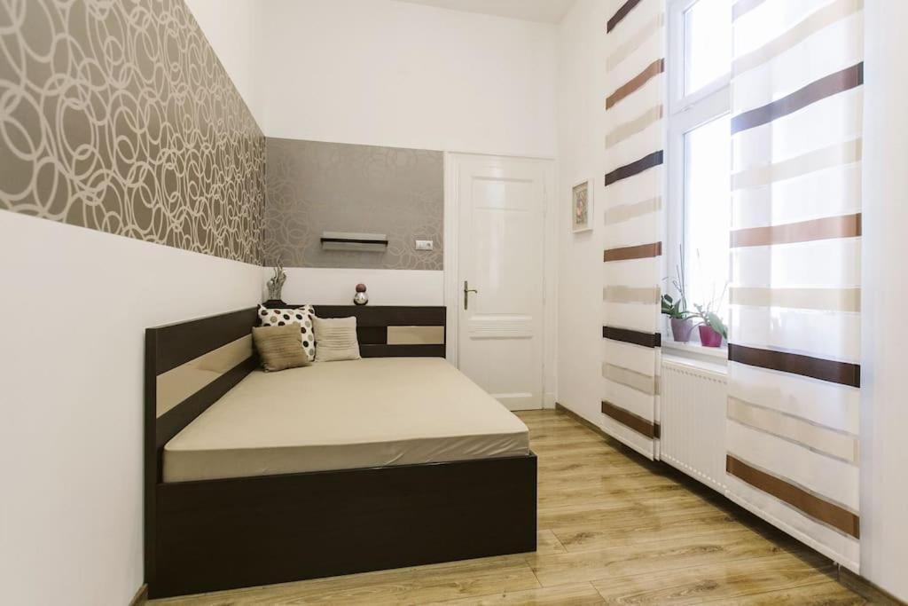 Lovely Purplish Heart Of The Appartement Budapest