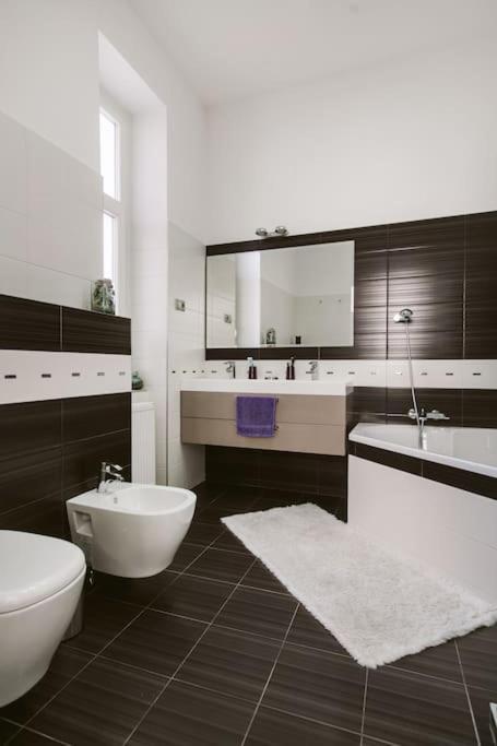 Lovely Purplish Heart Of The Appartement *