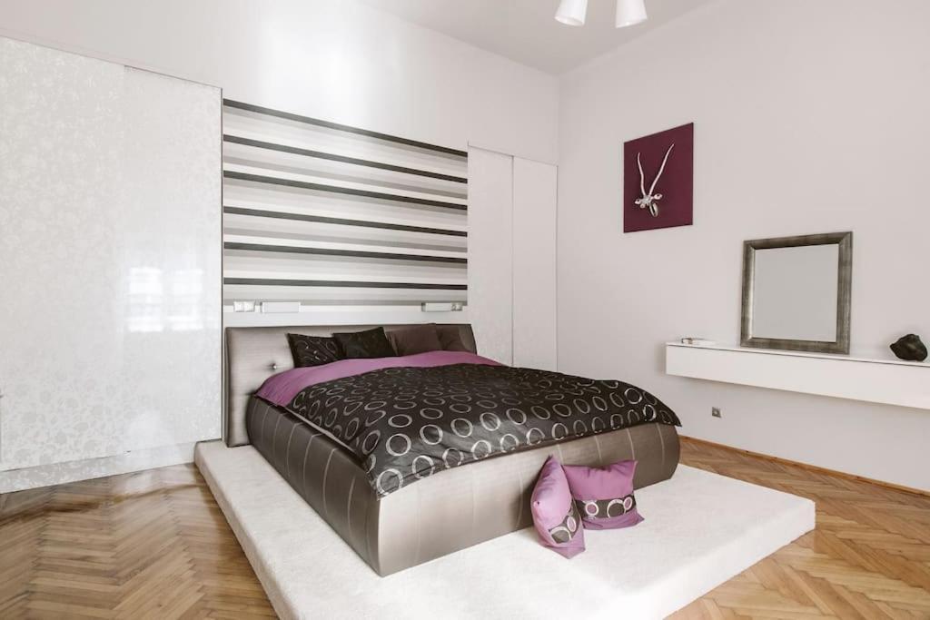 Lovely Purplish Heart Of The Appartement *
