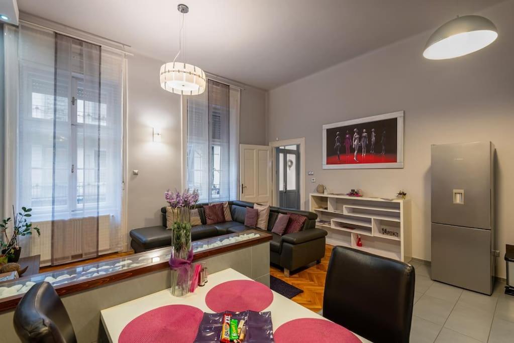Lovely Purplish Heart Of The Appartement Budapest
