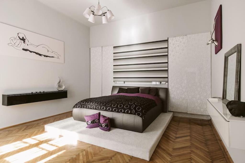 Lovely Purplish Heart Of The Apartment