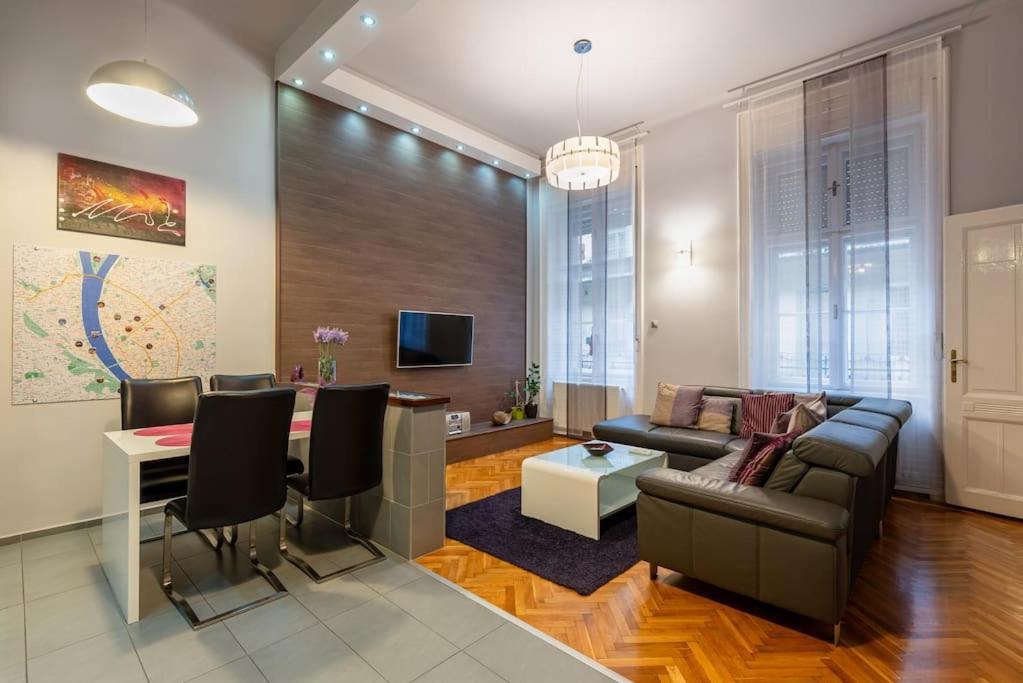 Lovely Purplish Heart Of The Apartamento Budapeste
